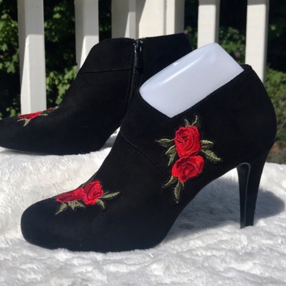 Black booties with roses